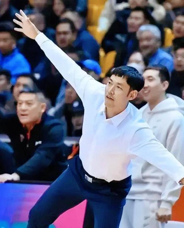 安博体育-比赛中有惊无险，球队成功保持领先(这场比赛的胜败关键是队员们的齐心协力)