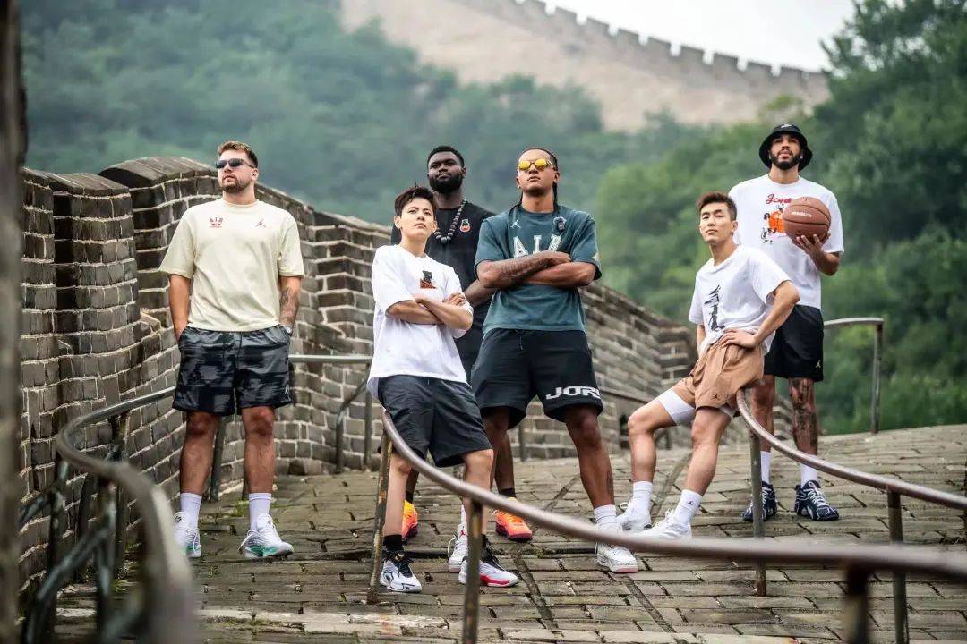 精彩瞬间频频上演，吸引球迷目光(精彩瞬间集锦什么意思)