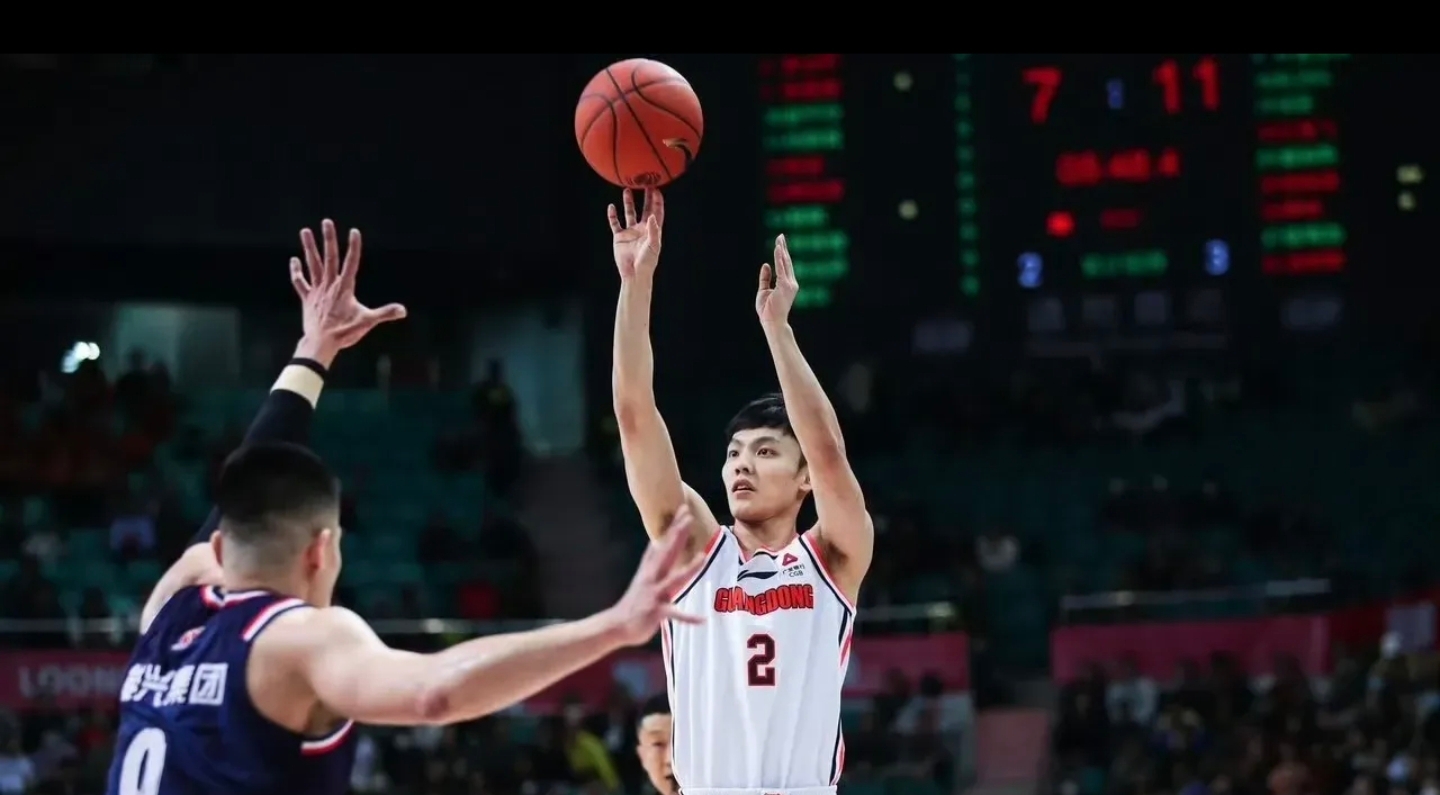 包含广东宏远队力争夺冠，壮志凌云再战球场的词条