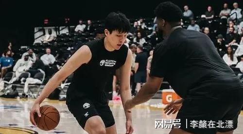 关于杨瀚森命中三分后，向替补席做出“阿玛特拉斯”庆祝动作的信息